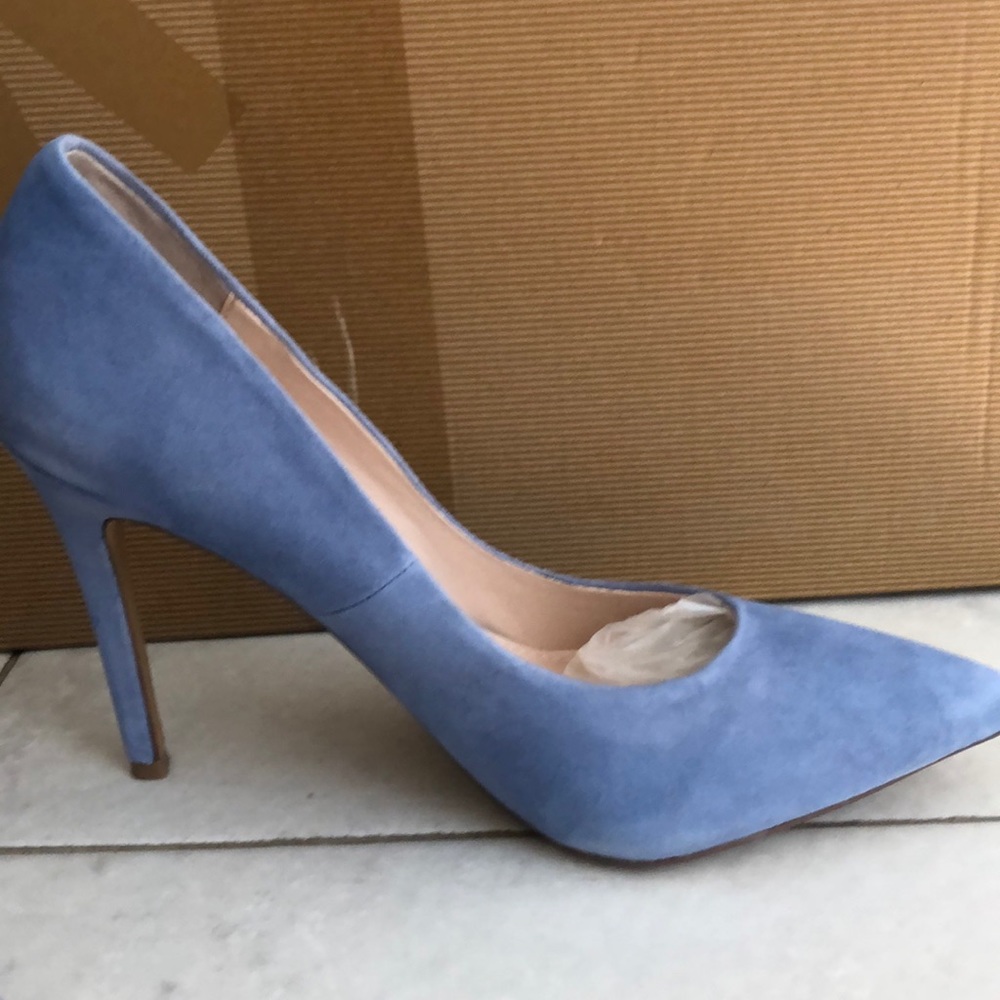 Suede pointed toe pump
